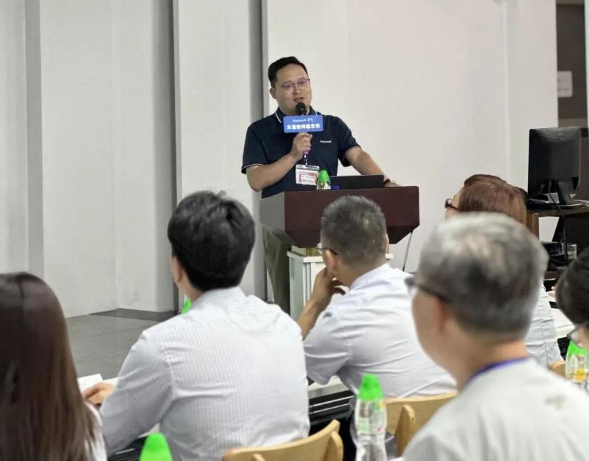 东宝人才研究院王振忠老师上台培训