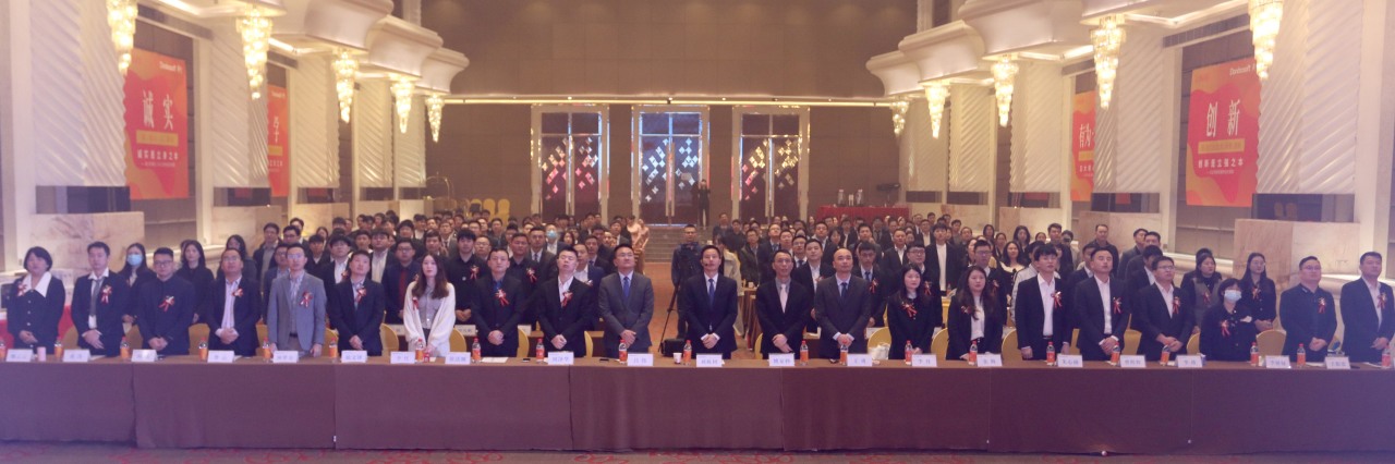 奏国歌全体起立